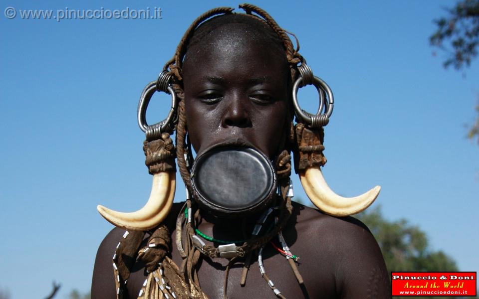 Ethiopia - Tribu etnia Mursi - 09 - Donna con piattello labiale.jpg